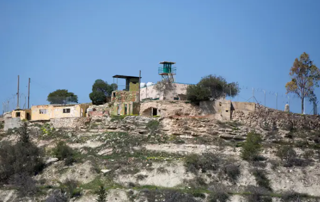 Tháp canh rải rác khắp vùng đệm.