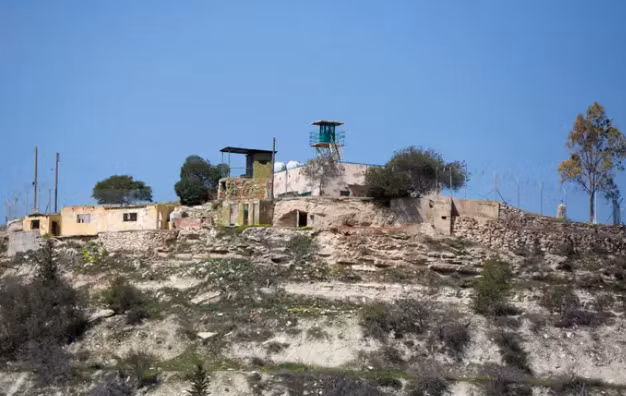 Tháp canh rải rác khắp vùng đệm.