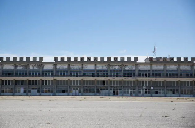 Khu vực Ranh giới Xanh (Green line, vùng đệm), đường giới tuyến tạm thời do Phái bộ gìn giữ Hòa bình Liên Hợp Quốc quản lý, phân định hai miền lãnh thổ Bắc – Nam Síp cắt ngang thủ đô Nicosia.