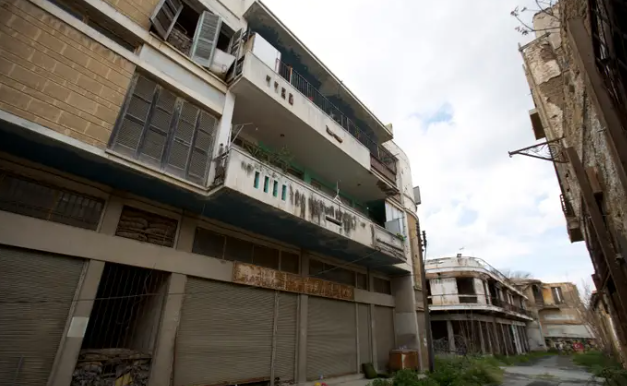 Các khu dân cư và mua sắm của Nicosia nằm trong vùng đệm đã được sơ tán.