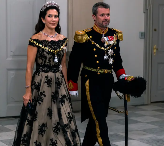 Tại buổi dạ tiệc sinh nhật của Nữ hoàng Margarethe vào năm 2022, Công nương Mary diện một chiếc váy dạ hội trễ vai và phụ kiện là một chiếc vương miện kim cương, một chiếc vòng cổ bằng đá quý và một chiếc vòng tay.