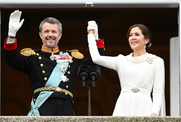 Sau khi Vua Frederik X chính thức kế vị ngai vàng hôm 14/1/2024, bà Mary trở thành Hoàng hậu Đan Mạch. Ảnh chụp Vua Đan Mạch Frederik X và vợ là Hoàng hậu Mary trên ban công Cung điện Christiansborg.