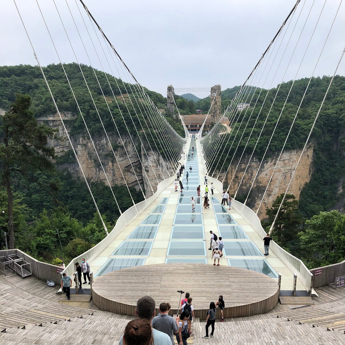 Cầu kính này nằm trong khu vực Công viên quốc gia Trương Gia Giới, tỉnh Hồ Nam, được khánh thành từ tháng 7/2016.