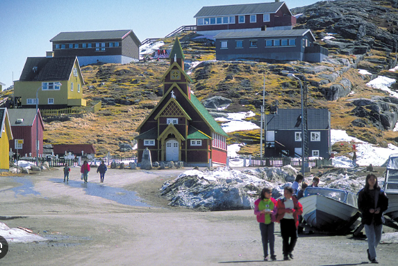 5. Greenland (Đan Mạch): Theo Wonders List, Đan Mạch sẽ bị ảnh hưởng nặng nề nếu chiến tranh bùng nổ hướng về phía châu Âu. Tuy nhiên, điều này sẽ không xảy ra với Greenland, một hòn đảo lớn thuộc lãnh thổ Đan Mạch. Đây là hòn đảo xa xôi, nhiều núi non và không liên kết về mặt chính trị. Nếu bị tấn công, nơi này sẽ là địa điểm trú ẩn an toàn hơn. Ảnh: britannica.com.