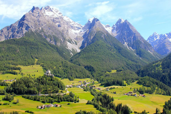 8. Thụy Sĩ: Thụy Sĩ có địa hình đồi núi hiểm trở, tính trung lập truyền thống kiên định nên cũng là địa điểm an toàn nếu Thế chiến III bùng nổ. Ảnh: WL.