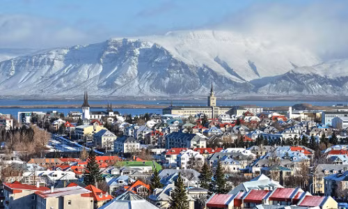 1. Iceland: Đất nước này đứng ở vị trí số 1 trong Chỉ số Hòa bình Toàn cầu năm 2023. Iceland không có chung biên giới với bất kỳ quốc gia nào khác, nơi đây còn có địa hình đồi núi để trú ẩn trong những tình huống xấu nhất. Ảnh: britannica.com.