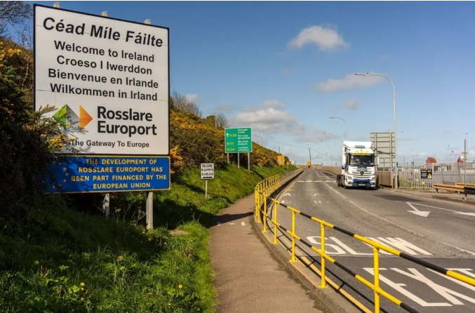 Ireland phát hiện 14 người nhập cư trong xe đông lạnh, có 3 người Việt Ireland phat hien 14 nguoi nhap cu trong xe dong lanh, co 3 nguoi Viet