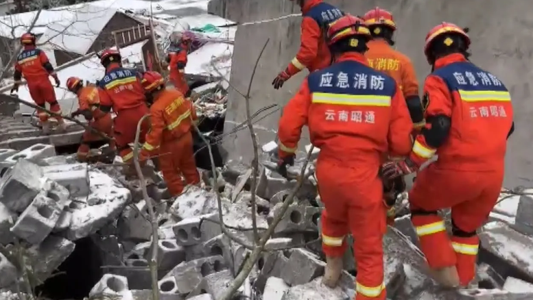 Lực lượng chức năng đã tìm thấy thi thể 2 nạn nhân vào đầu giờ chiều 22/1. Hiện chưa rõ nguyên nhân gây ra vụ lở đất.