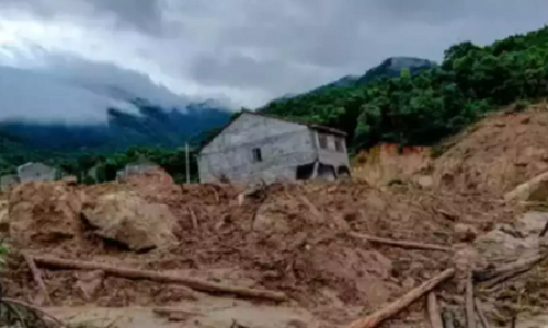 Trong những tháng gần đây, Trung Quốc hứng chịu nhiều thảm họa thiên nhiên. Vào tháng 9, mưa bão ở khu vực phía nam Quảng Tây đã gây ra vụ lở núi khiến ít nhất 7 người thiệt mạng, theo báo cáo phương tiện truyền thông.