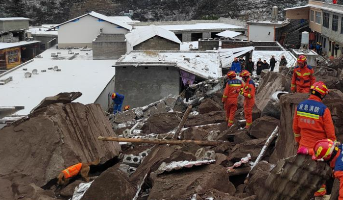 Theo CCTV, sau khi thảm họa xảy ra, các nhà chức trách đã triển khai một chiến dịch ứng phó khẩn cấp với sự tham gia của hơn 200 nhân viên cứu hộ cũng như hàng chục xe cứu hỏa và các thiết bị khác.