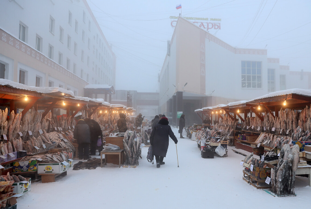 Theo RBTH, Yakutsk giống như nơi ở của Nữ hoàng Tuyết, với nhiệt độ giảm xuống tới -50 độ C. Trước đó, vào tháng 1/2023, nhiệt độ được ghi nhận là âm 62 độ C. Có những nơi tuyết thậm chí không tan vào mùa hè. Ảnh: Một khu chợ ở Yakutsk. (Ảnh: RBTH/IT).