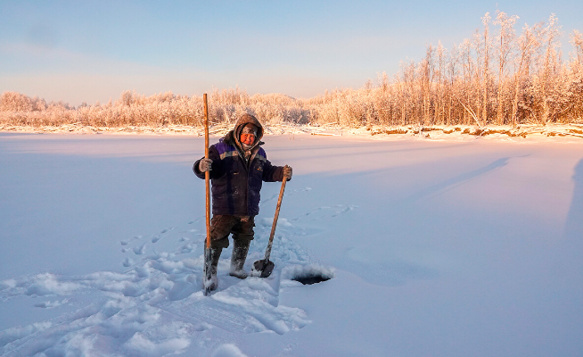 “Người dân ở Oymyakon rất cứng rắn. Ở nhiệt độ âm 60°C, chúng tôi chặt củi, săn bắn và câu cá. Bạn không thể sống mà không có việc làm", Semen Sivtsev nói. Ảnh: Một người dân ở Yakutia.
