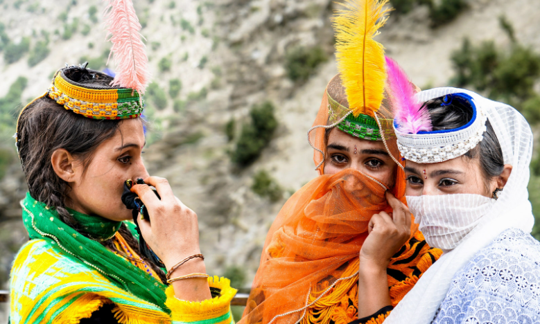 Theo đó, người Kalash có quyền tự chọn chồng hoặc vợ cho mình. Nếu như hai bên không hòa hợp, họ có thể ly hôn và ngay lập tức tìm đối tượng mới. Ảnh: DC.