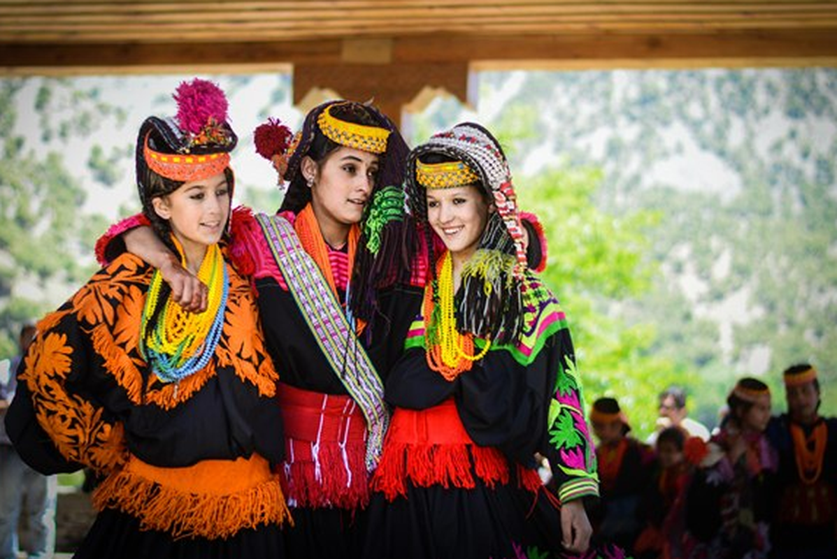 Các cô gái Kalash rất xinh đẹp, với nước da trắng, đôi mắt có màu xanh hoặc nâu. Ảnh: Tribune.