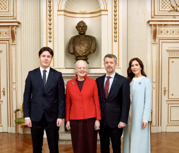 Trước đó, vào ngày 14/11/2023, Christian đã ký "tuyên bố về tuân thủ Hiến pháp" trong hội nghị của Hội đồng Nhà nước với sự tham gia của chính phủ và Nữ hoàng Margrethe. Sau khi ký, cậu có nghĩa vụ hoạt động vì hoàng gia. Sau khi ông Frederik lên ngôi, Thái tử Christian có thể thay cha điều hành nếu ông Frederik vắng mặt hoặc không thể thực hiện nhiệm vụ với tư cách nhà vua. Ảnh: WW.