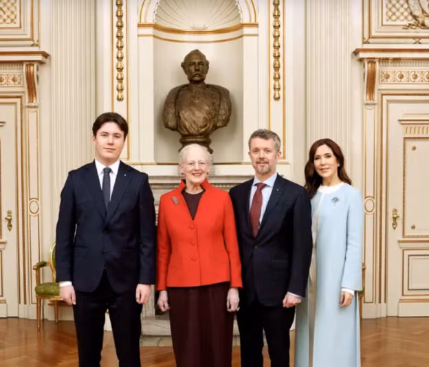 Ve dien trai gay sot cua Thai tu Dan Mach 18 tuoi-Hinh-3