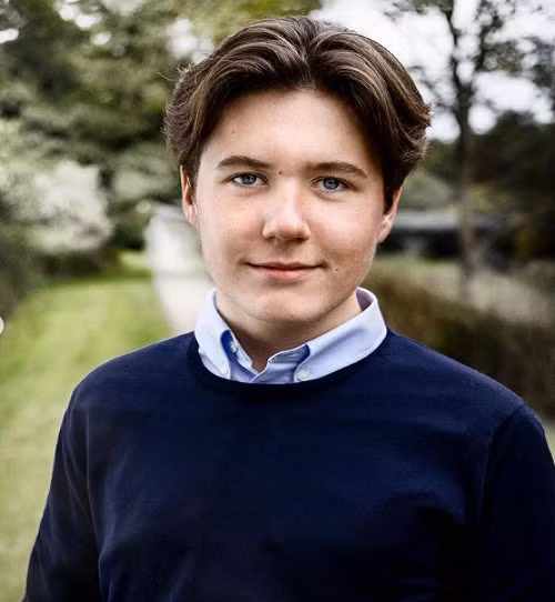 Ve dien trai gay sot cua Thai tu Dan Mach 18 tuoi-Hinh-2