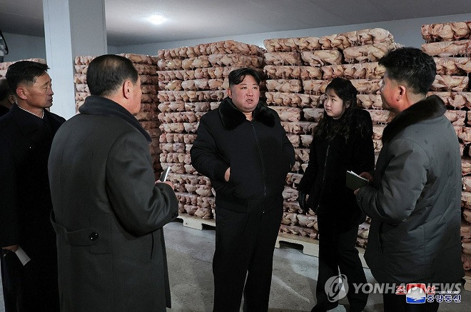 Chuyến thăm trang trại gà thể hiện sự quan tâm của nhà lãnh đạo Triều Tiên đối với đời sống của người dân nhân dịp năm mới. Đây cũng là lần hiếm hoi con gái ông Kim xuất hiện tại một địa điểm liên quan lĩnh vực kinh tế, bởi Ju Ae trước đó chủ yếu có mặt tại các sự kiện quân sự. Ảnh: Yonhap/KCNA.