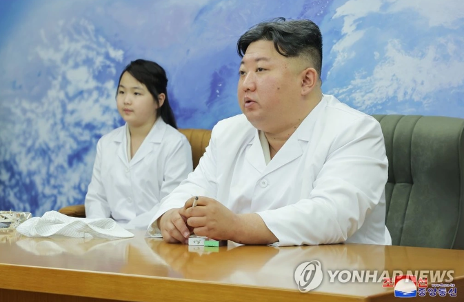 Hồi tháng 5/2023, ông Kim Jong Un đã đưa con gái Kim Ju Ae đi cùng trong chuyến thị sát trung tâm vệ tinh quân sự nước này. Ảnh: Yonhap/KCNA.