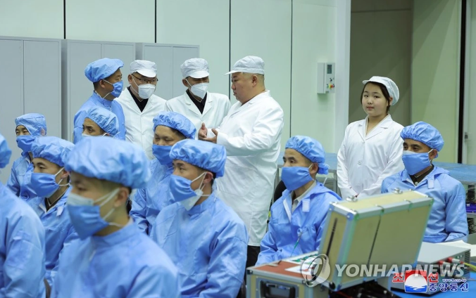 Theo KCNA, trong chuyến thị sát này, ông Kim Jong Un đã phê chuẩn những bước tiếp theo trong kế hoạch phóng vệ tinh quân sự đầu tiên của Triều Tiên lên quỹ đạo. Vệ tinh này được cho là sẽ thực hiện nhiệm vụ thu thập thông tin tình báo. Ảnh: Yonhap/KCNA.