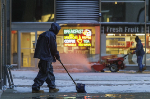 Công nhân dọn tuyết ở Philadelphia ngày 16/1/2024.