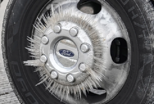 Băng hình thành trên bánh xe khi nhiệt độ giảm xuống dưới mức đóng băng ngày 15/1/2024 tại Conroe, bang Texas.