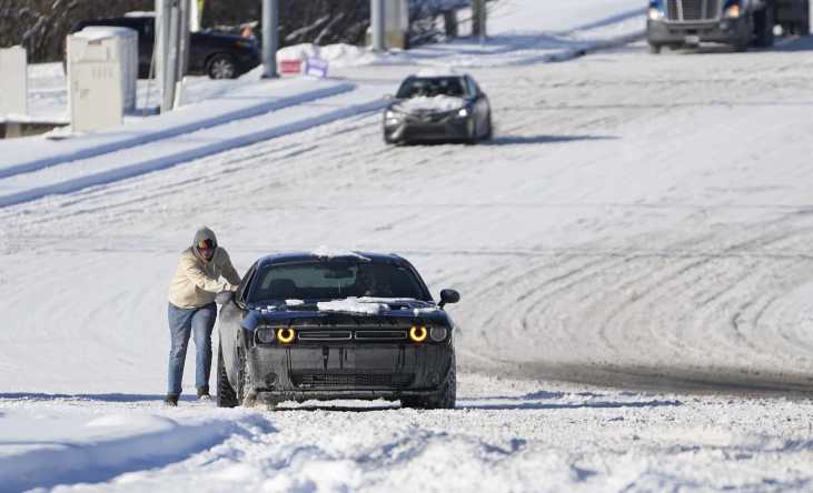 Tuyết rơi dày khiến việc đi lại của người dân bị ảnh hưởng.