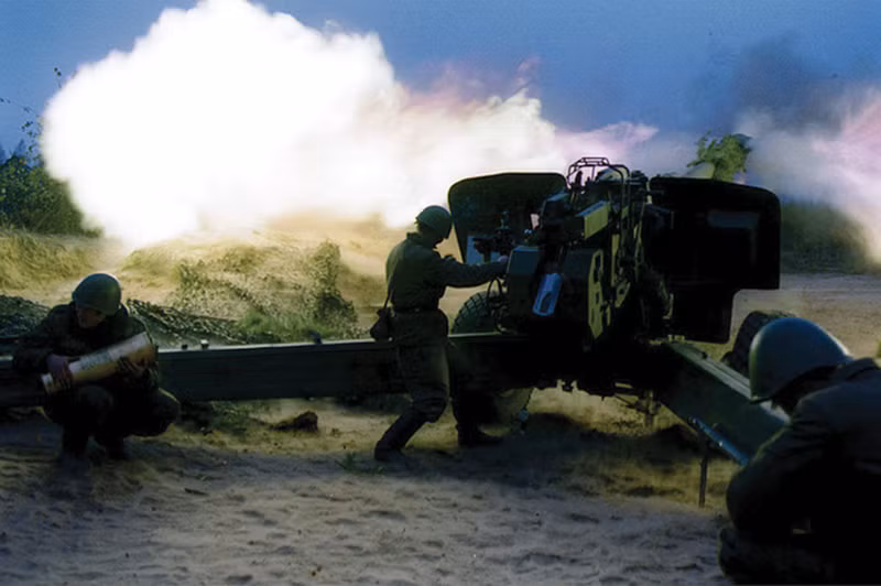 Pháo kéo xe 152mm D-20 hiện có mặt ở hơn 18 quốc gia và được sử dụng trong các cuộc xung đột ở Trung Đông, chiến tranh Việt Nam và Afghanistan. Tuy khá nặng và khó kéo theo trên trận địa nhưng bù lại chúng có thể đạt tầm bắn đến 17,4 km và hỏa lực rất mạnh. Ảnh TASS