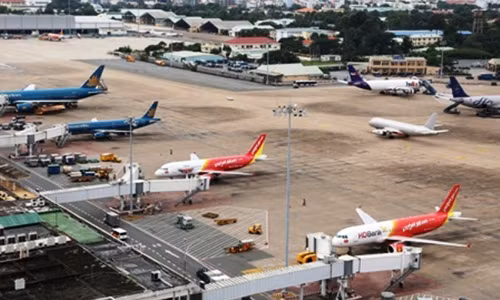 Cac hang hang khong dong loat tang gia ve may bay va phi dich vu