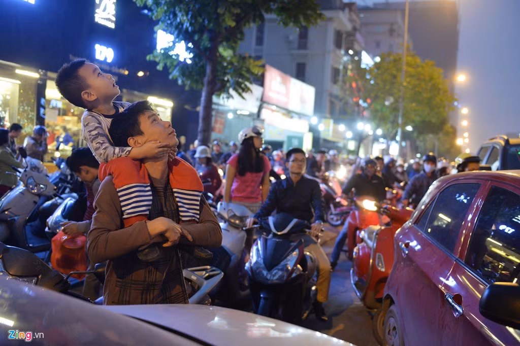 Ngoài việc, chặn cửa chính tại 177 Trung Kính, nhiều cư dân Home City còn tố chủ đầu tư xây dựng các tiện ích của tòa nhà như bể bơi, khu vui chơi, thể dục thể thao quá nhỏ so với hàng trăm hộ dân sinh sống tại đây, không đúng thiết kế ban đầu.