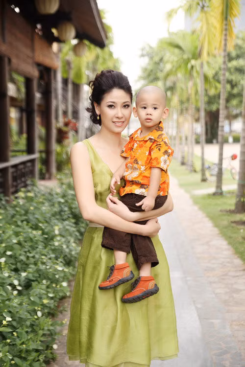 Hà Kiều Anh - Hoa hậu Việt Nam 1992 Hoa hậu Hà Kiều Anh xuất thân từ một gia đình dòng dõi ở Hà Nội. Cô đăng quang Hoa hậu Việt Nam năm 1992 khi mới 16 tuổi. Đến nay, Hà Kiều Anh đã tái hôn và có hai cậu con trai, cùng một cô con gái đáng yêu.