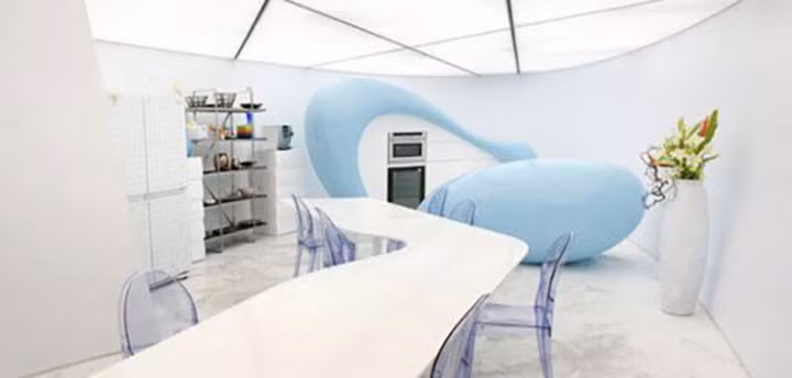 Gian bếp và phòng ăn sử dụng gam màu trắng và xanh nhạt.