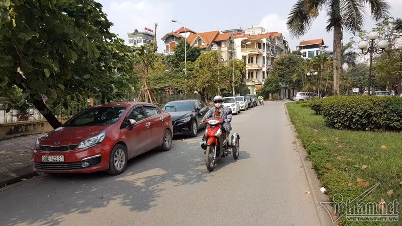 Đường Trung Yên 3 (Cầu Giấy) cũng không có vạch dừng đỗ, không có biển cho phép đỗ xe nhưng các xe vẫn nối đuôi nhau chiếm gần nửa lòng đường.