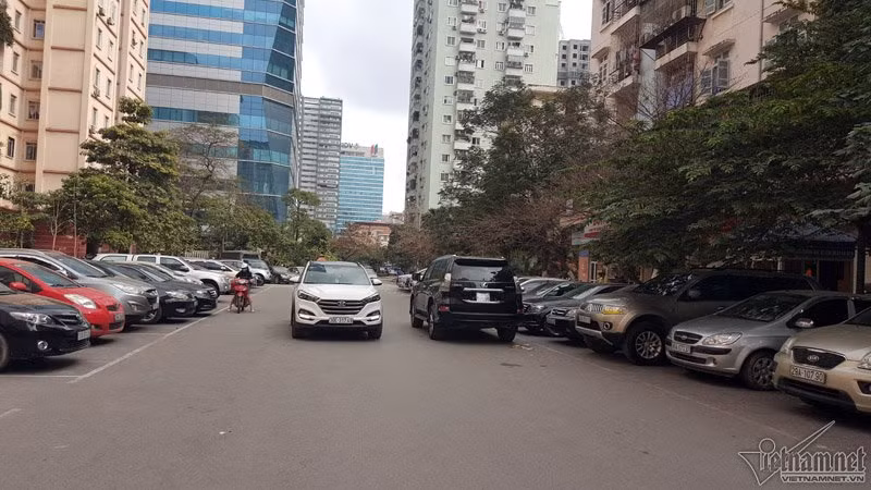 Đường nối từ đường Nguyễn Thị Thập ra đường Lê Văn Lương đặc kín ô tô.