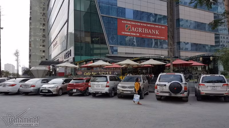 Trước tòa nhà Diamond Flower Tower (đường Hoàng Đạo Thúy - Lê Văn Lương) ô tô đỗ tràn lan trên vỉa hè.