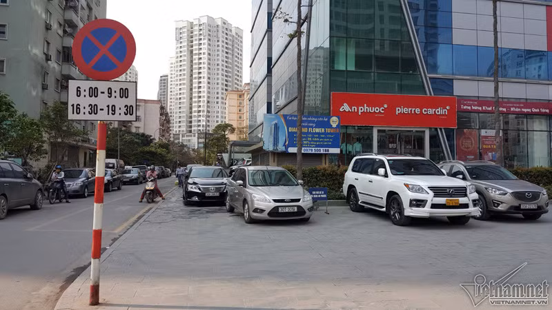 Biển cấm đỗ xe dưới lòng đường, thay vào đó ô tô đỗ hết lên vỉa hè.
