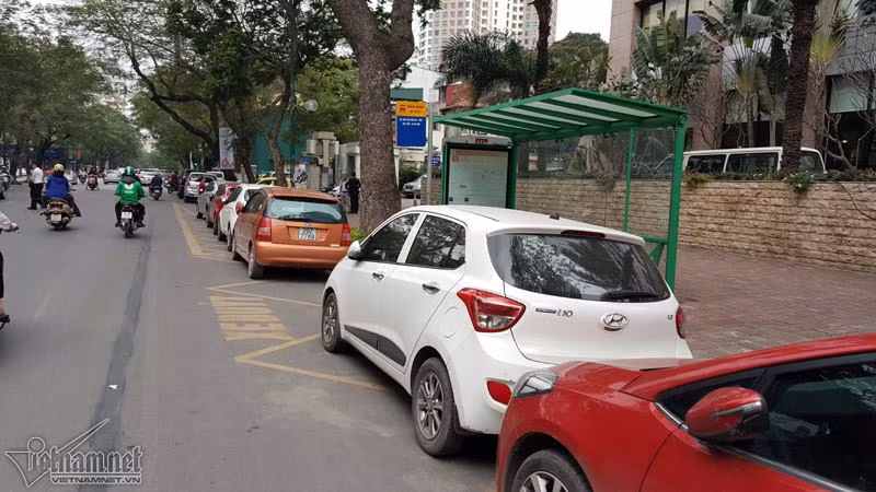 Ô tô đỗ chiếm luôn cả đường vào trạm xe buýt