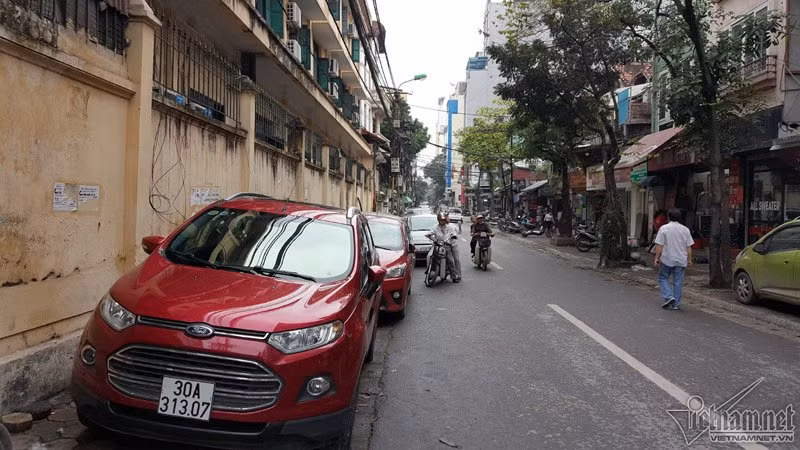 Phố Trần Quốc Toản (Hoàn Kiếm), cạnh một trường tiểu học (ảnh chụp 20/3)