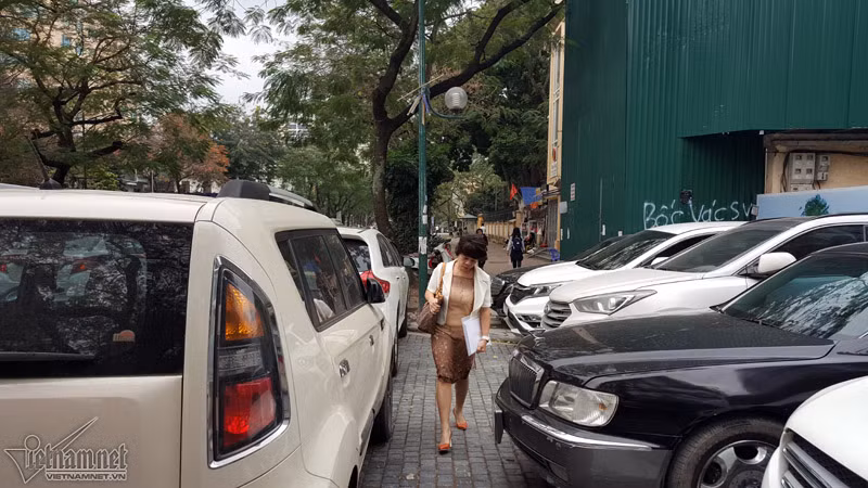 Phố 19 tháng 12 (Hoàn Kiếm), ô tô không đúng quy định, đỗ cả lòng đường, vỉa hè, chỉ chừa lại một lối đi nhỏ cho người đi bộ.