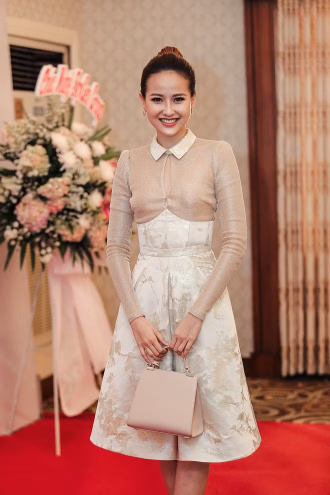 Khánh Ngân ăn vận đơn giản nhưng vẫn xinh đẹp. Hoa khôi du lịch Việt Nam 2017 gần đây vướng lùm xùm đến chương trình trễ 5 tiếng.