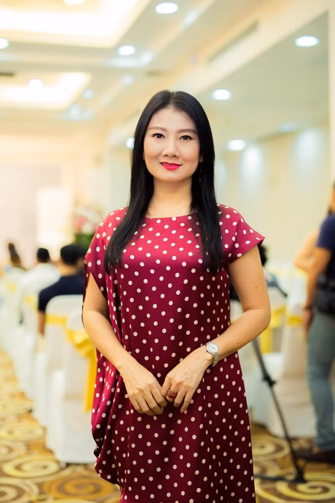 NSUT Mỹ Uyên rạng rỡ tại họp báo. Sân khấu 5B tạm ngừng vì sửa chữa nhưng chị vẫn miệt mài dựng vở. Chị sẵn sàng bỏ tiền túi để đầu tư những vở kịch mình yêu thích.