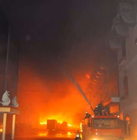 Đến 2h, ngọn lửa cháy dữ dội kèm theo tiếng nổ lớn khiến mảng tường ở tầng 5 đổ sập, mái nhà kho lông vũ đổ theo. Các chiến sỹ được trang bị mặt nạ chống độc và búa để lên tầng 5 chữa cháy. Đến 2h 30 phút ngọn lửa vẫn còn cháy dữ dội, cả trăm chiến sỹ chia thành nhiều mũi tiếp cận hiện trường dập lửa. Nhiều xe thang đang tích cực tưới nước vào đám cháy. Đến 3h, một số chiến sỹ PCCC Cần Thơ mệt lả, người đói bụng, người bị thương được bác sỹ sơ cứu trên xe cứu thương.