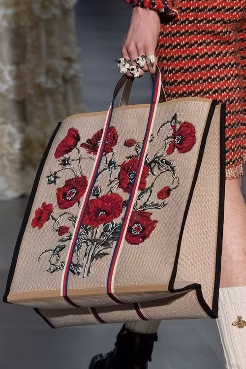 Thương hiệu Gucci cũng khá quan tâm đến kiểu túi khủng này, những nhà thiết kế của Guici cho ra mắt mẫu túi họa tiết hoa ấn tượng, bắt mắt.