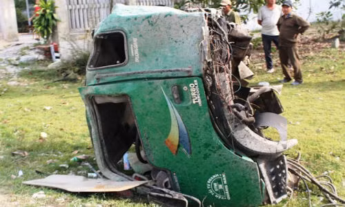 Xe tai va cham voi tau hoa, mot nguoi bi thuong