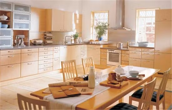 Phòng bếp kỵ đối với cửa chính: Mở cửa thấy bếp chính là đại kỵ trong phong thủy. Đầu tiên sẽ làm mất mỹ quan của ngôi nhà, thứ hai cửa chính là nơi nạp khí cho ngôi nhà nếu tương xung trực diện với bếp tức sẽ gặp phải Hỏa. Nguồn ảnh: Pchouse.com.cn.