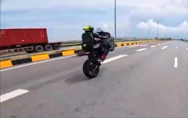 Hải Phòng: Làm rõ vụ nhóm phượt bốc đầu, chạy xe gần 300km/h Hai Phong: Lam ro vu nhom phuot boc dau, chay xe gan 300km/h