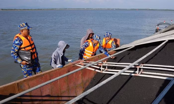 Hai Phong: Phat hien tau cho 1.000 tan than khong co giay to