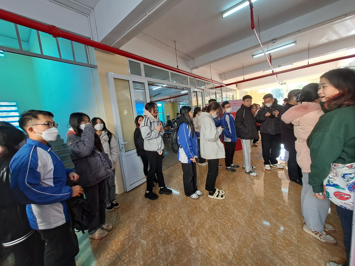 Hàng trăm cán bộ, sinh viên trường ĐH Hàng hải Việt Nam hiến máu cứu người - Hình 8 Hang tram can bo, sinh vien truong DH Hang hai Viet Nam hien mau cuu nguoi-Hinh-8