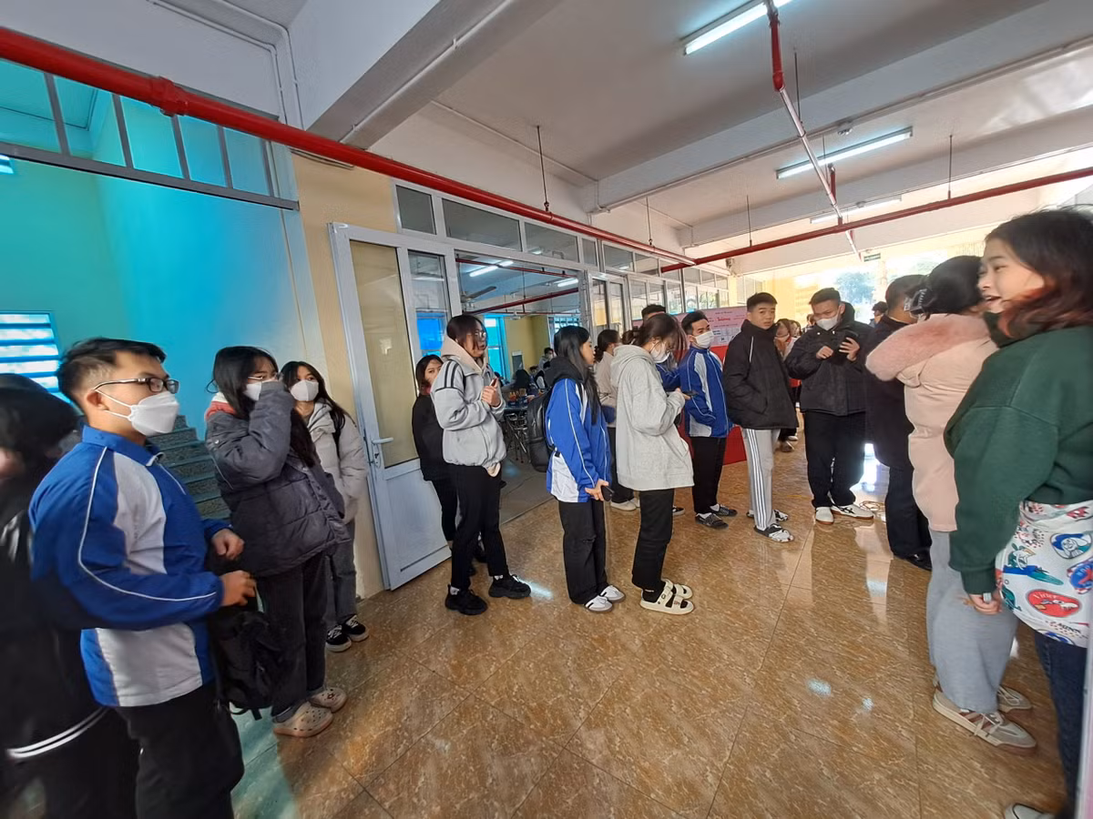 Hang tram can bo, sinh vien truong DH Hang hai Viet Nam hien mau cuu nguoi-Hinh-8