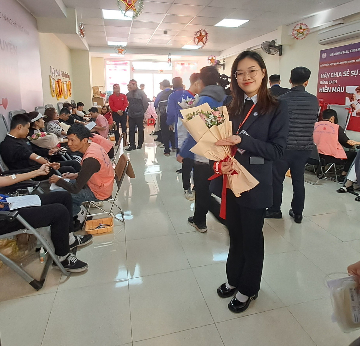 Hàng trăm cán bộ, sinh viên trường ĐH Hàng hải Việt Nam hiến máu cứu người - Hình 3 Hang tram can bo, sinh vien truong DH Hang hai Viet Nam hien mau cuu nguoi-Hinh-3